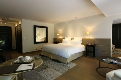 Prestige Suite | Premium bedding, minibar, in-room safe, individually decorated
