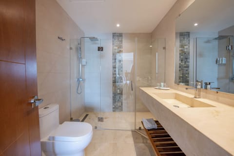 Family Suite | Bathroom | Shower, rainfall showerhead, bathrobes, slippers