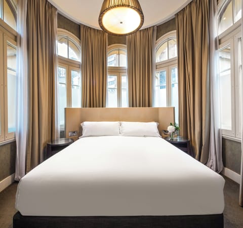 Signature Room, 1 Twin Bed | Premium bedding, minibar, in-room safe, desk