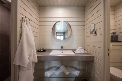 Superior Room | Bathroom | Shower, bathrobes, towels