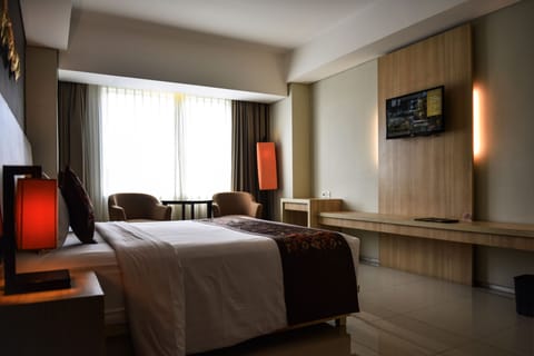 Family Room, 1 King Bed, Non Smoking, City View | Premium bedding, pillowtop beds, in-room safe, desk