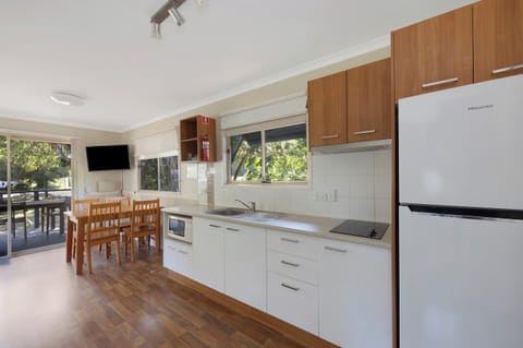 Deluxe Cabin - Sleeps 4 | Private kitchen | Fridge, microwave, stovetop, electric kettle