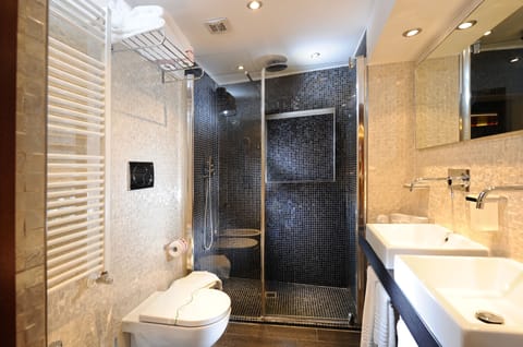 Deluxe Double Room | Bathroom | Free toiletries, hair dryer, bidet, towels