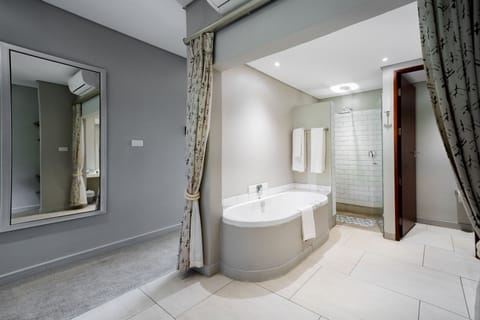 Luxury Room | Bathroom | Separate tub and shower, towels