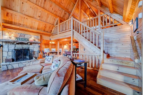 Cabin, 4 Bedrooms | Living area