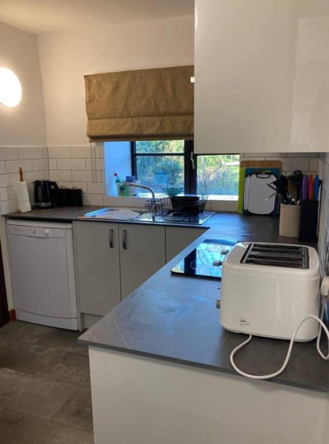 Cottage | Private kitchen | Fridge, microwave, oven, stovetop