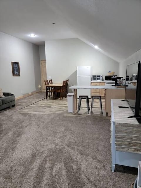 Kitchenette/Dining area