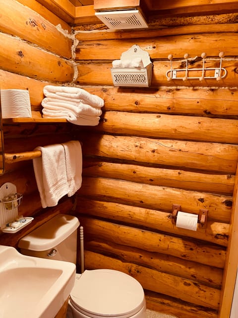 Classic Cabin | Bathroom | Towels