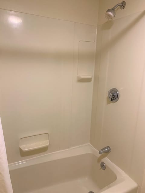 Standard Single Room | Bathroom | Combined shower/tub, hair dryer, towels