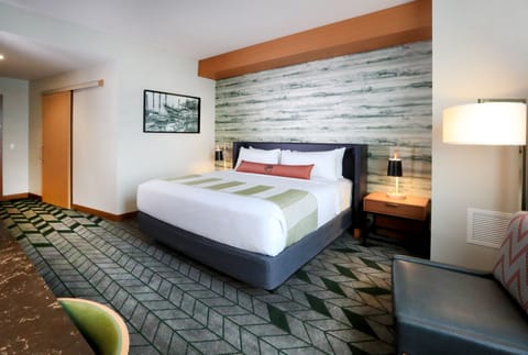 Deluxe King Room | Premium bedding, down comforters, pillowtop beds, in-room safe