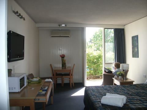 Twin Room | Minibar, iron/ironing board, cribs/infant beds, free WiFi