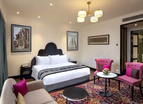 Suite, 1 King Bed (Junior Suite) | Premium bedding, minibar, in-room safe, individually decorated