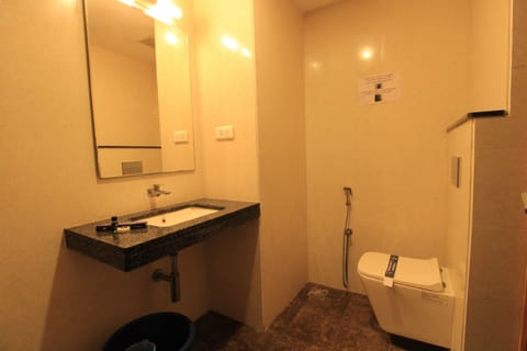 Executive Room (AC) | Bathroom | Shower, free toiletries, towels