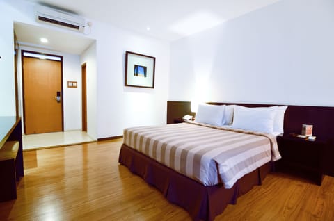 Deluxe Room, 1 Queen Bed | Premium bedding, minibar, in-room safe, iron/ironing board