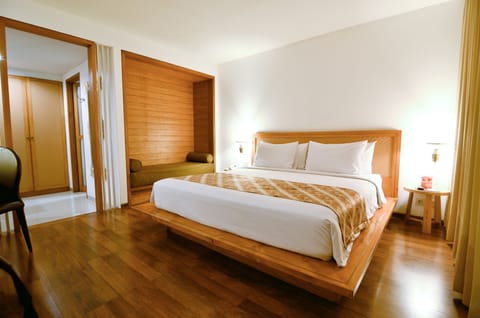Executive Room, 1 Queen Bed | Premium bedding, minibar, in-room safe, iron/ironing board