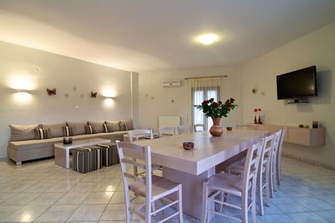 Classic elegance for celebrated dinning.