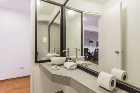 Grand Apartment | Bathroom | Shower, towels, shampoo