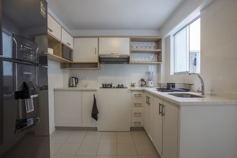 Apartment, 3 Bedrooms (203) | Private kitchen | Fridge, microwave, stovetop, cookware/dishes/utensils