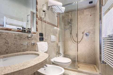 Superior Room, Canal View | Bathroom | Designer toiletries, hair dryer, slippers, bidet