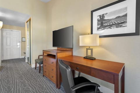 Standard Room, 1 King Bed, Non Smoking, Balcony (2nd Floor) | 1 bedroom, hypo-allergenic bedding, desk, laptop workspace