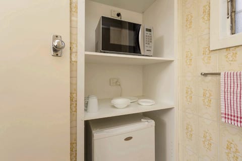 Studio Suite | Private kitchen | Coffee/tea maker, paper towels