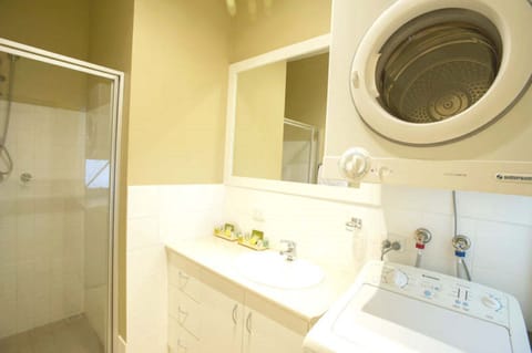 Deluxe Queen One Bedroom Apartment | Bathroom amenities | Shower, hair dryer, towels