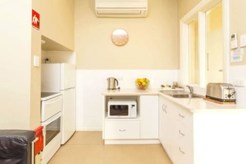 Deluxe Twin One Bedroom Apartment | Private kitchenette | Coffee/tea maker, paper towels