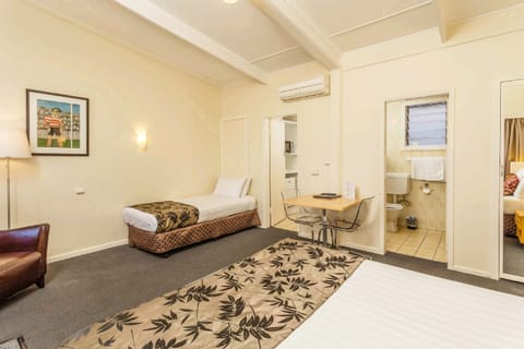 Studio Suite | In-room safe, blackout drapes, iron/ironing board, free WiFi