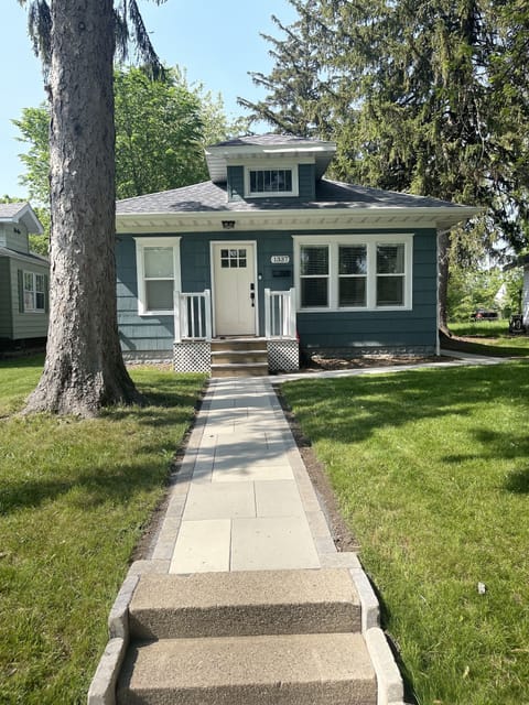 Adorable remodeled cottage. 3 steps to enter
