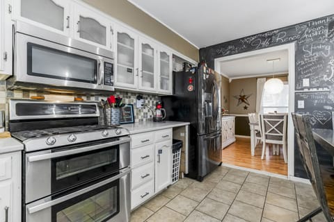 Full-size fridge, oven, stovetop, dishwasher