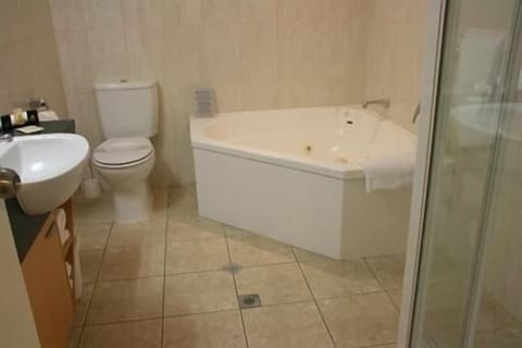 Separate tub and shower, jetted tub, rainfall showerhead, hair dryer