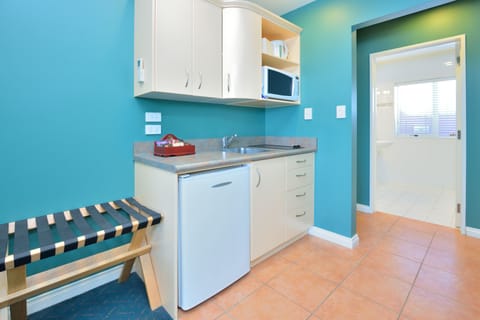 Studio, City View | Private kitchenette | Fridge, microwave, stovetop, coffee/tea maker