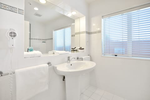 Studio, City View | Bathroom | Free toiletries, hair dryer, towels