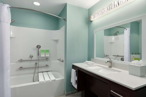 Studio, 1 King Bed, Accessible (Hearing) | Bathroom | Free toiletries, hair dryer, towels