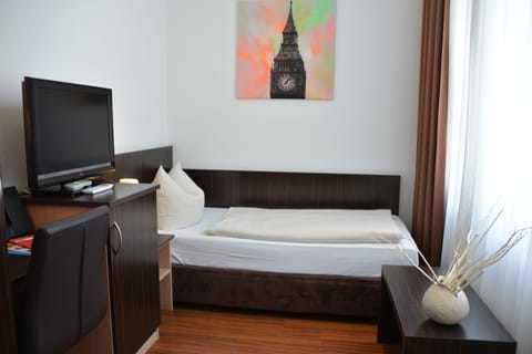 Standard Single Room | Living area | Flat-screen TV, iPod dock