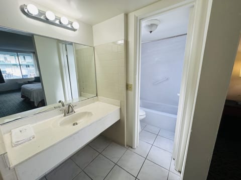 Combined shower/tub, free toiletries, hair dryer, towels