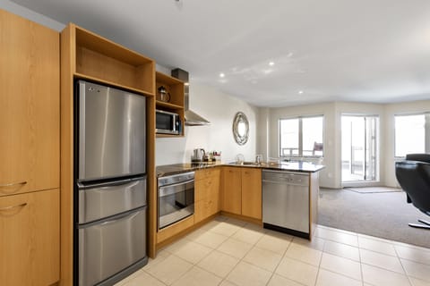 Apartment, 1 Bedroom, Partial Sea View | Private kitchen | Full-size fridge, microwave, oven, stovetop