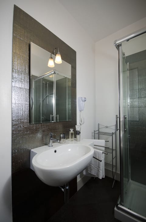 Standard Double or Twin Room, 1 Double or 2 Twin Beds, Private Bathroom | Bathroom | Shower, free toiletries, hair dryer, bidet