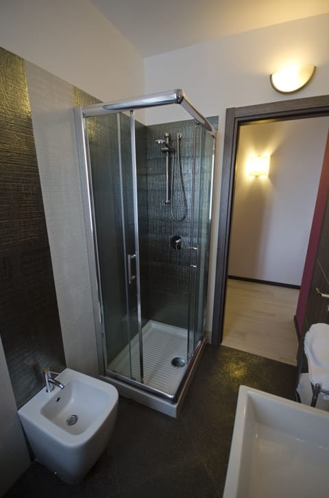 Triple Room | Bathroom shower