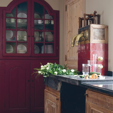 Separate tub and shower, jetted tub, free toiletries, hair dryer