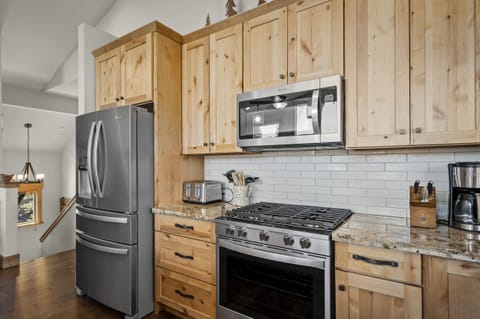 Kitchen: Mountain View Lodge