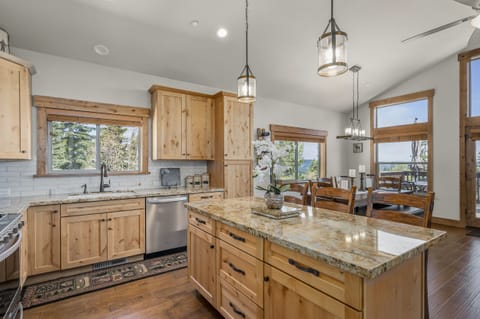 Kitchen: Mountain View Lodge