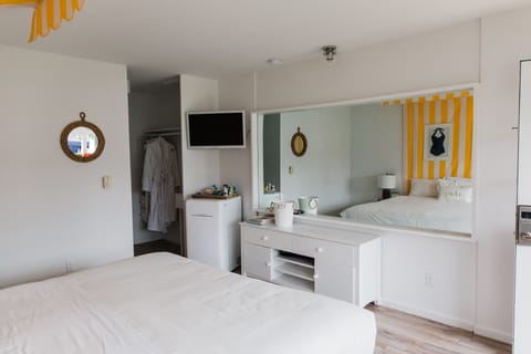 Club King Bed | Minibar, desk, free WiFi, bed sheets