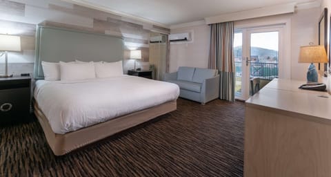 Standard Room, 1 King Bed, Non Smoking, Balcony | Desk, blackout drapes, iron/ironing board, free WiFi