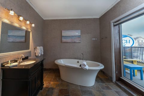 Standard Room, 1 King Bed, Non Smoking, Balcony | Bathroom | Free toiletries, hair dryer, towels