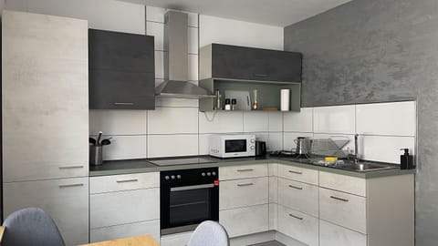 Deluxe Apartment | Private kitchen | Fridge, microwave, stovetop, toaster