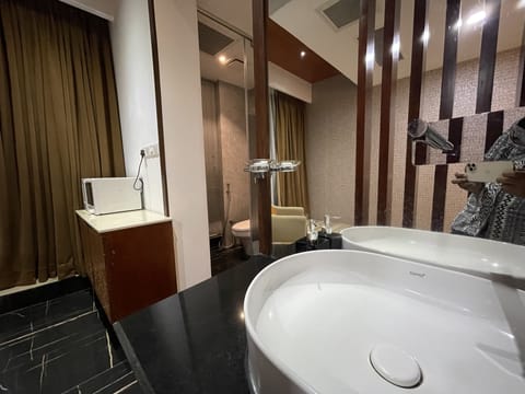 Presidential Suite | Bathroom | Shower, rainfall showerhead, designer toiletries, hair dryer