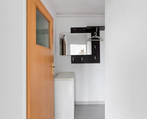 Economy Studio Suite | Bathroom | Shower, hair dryer, towels, soap