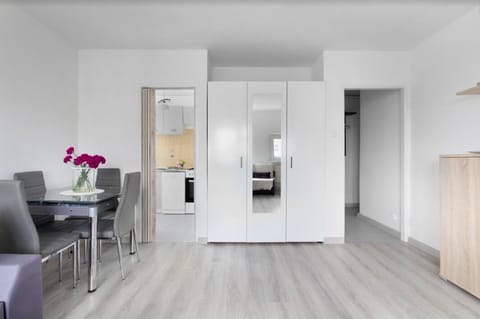 Economy Studio Suite | Living area | 40-inch flat-screen TV with digital channels, TV