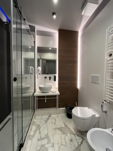 Double Room (Camera Matrimoniale con balcone 1) | Bathroom | Shower, free toiletries, hair dryer, bathrobes